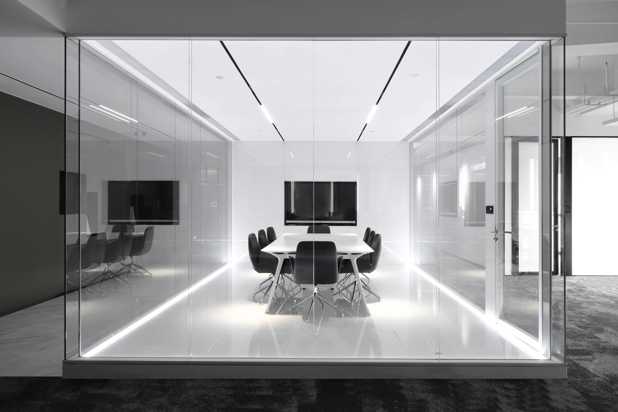 L-100 Glass Wall Detail 5