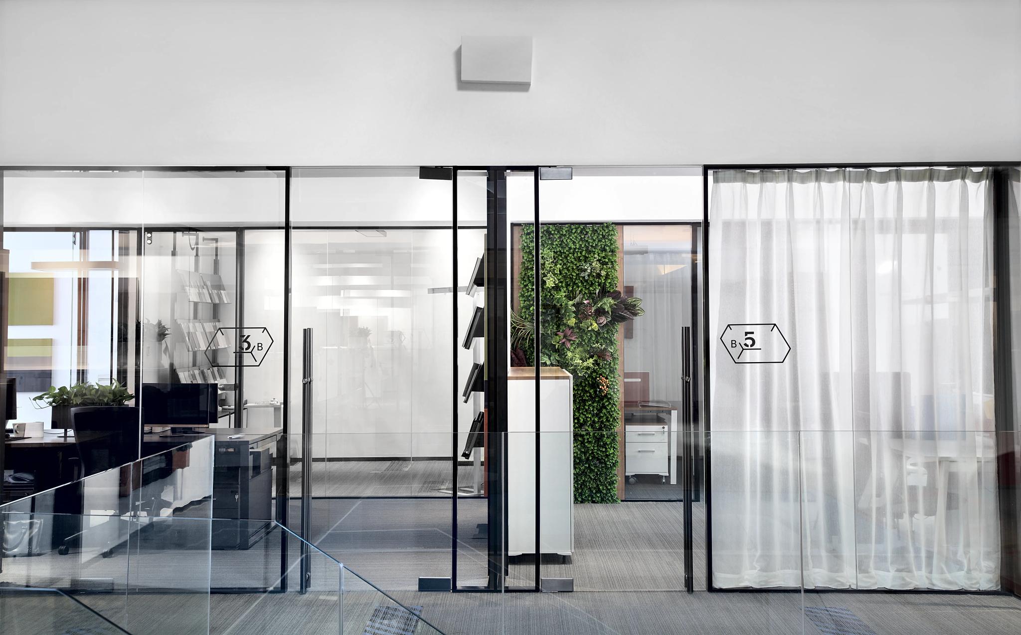 L-100 Glass Wall Detail 9