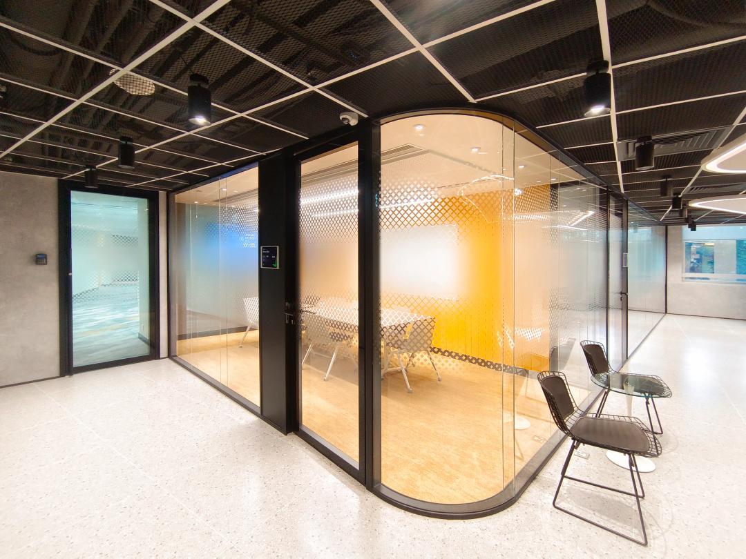 L-100 Glass Wall Detail