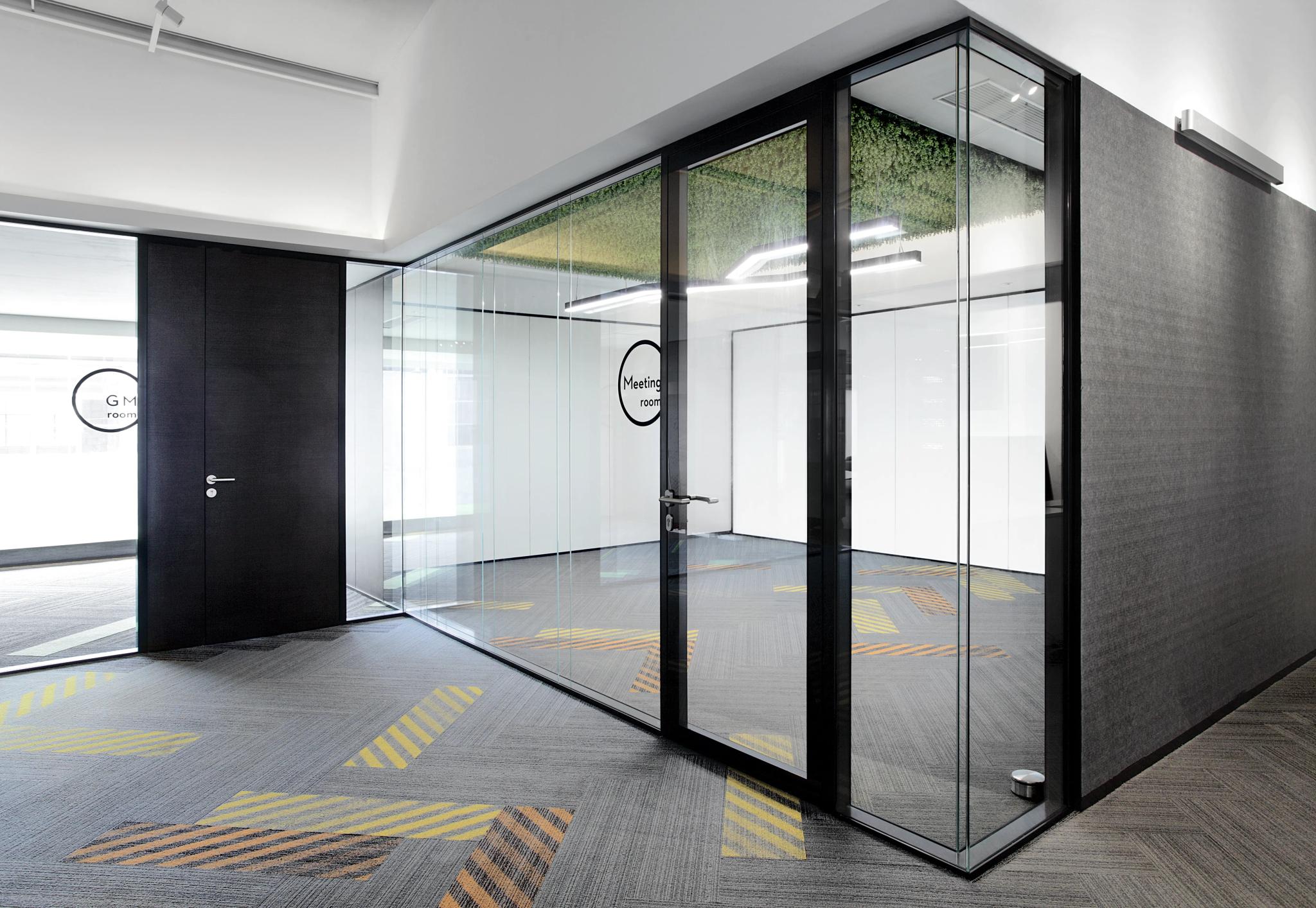 L-100 Glass Wall Detail 3