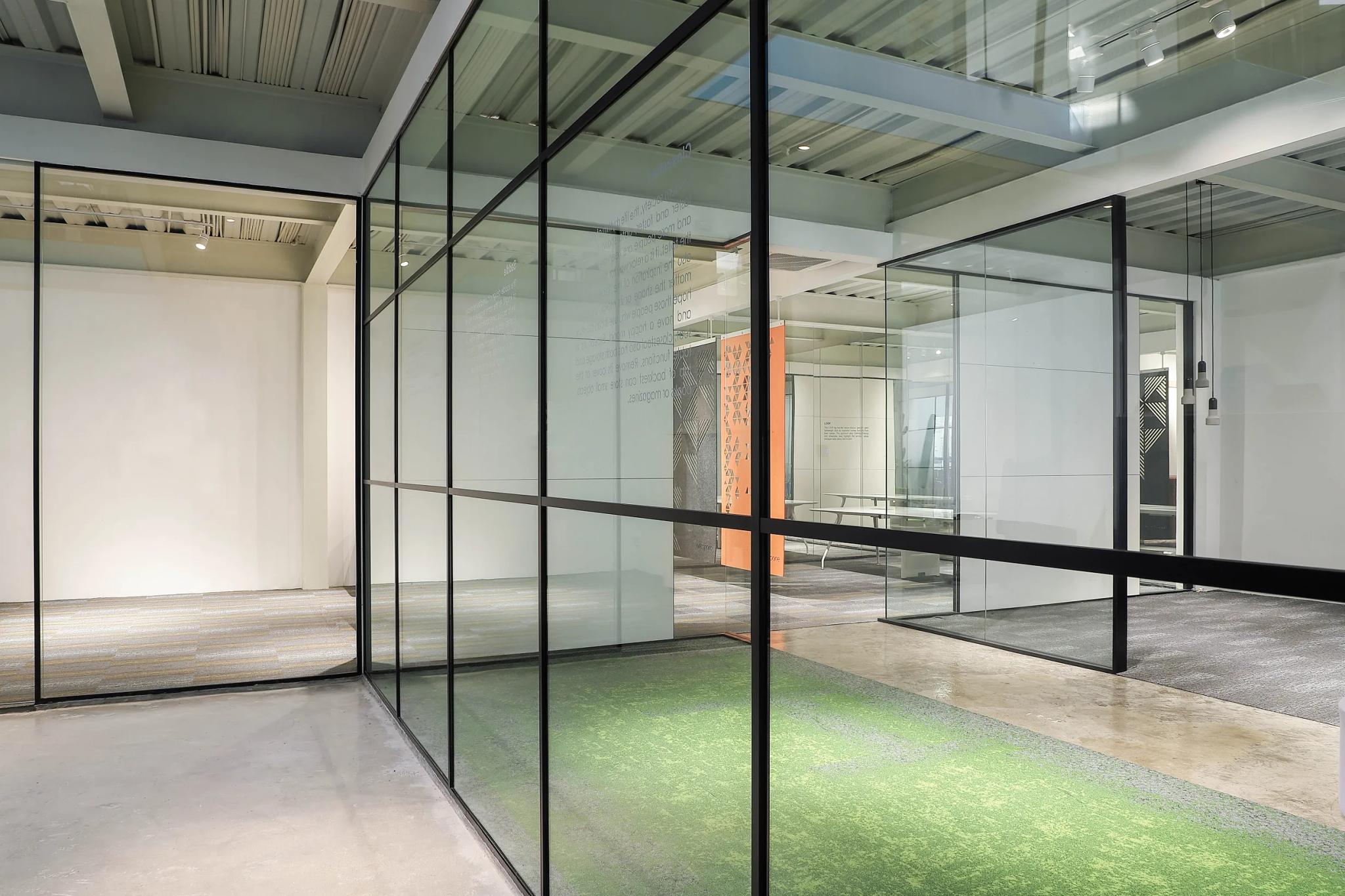 L-27 Glass Wall Detail 9