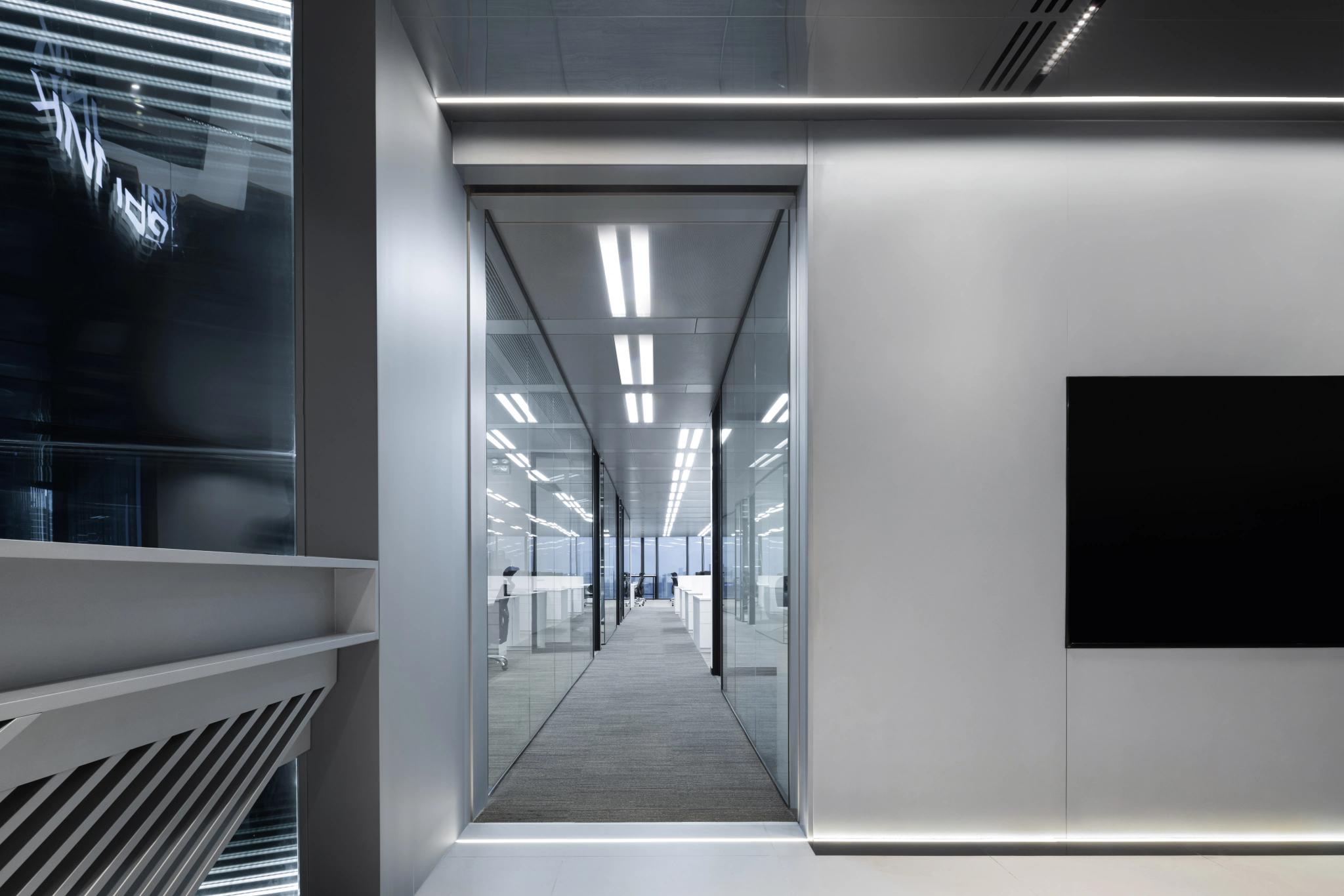 L-27 Glass Wall Detail