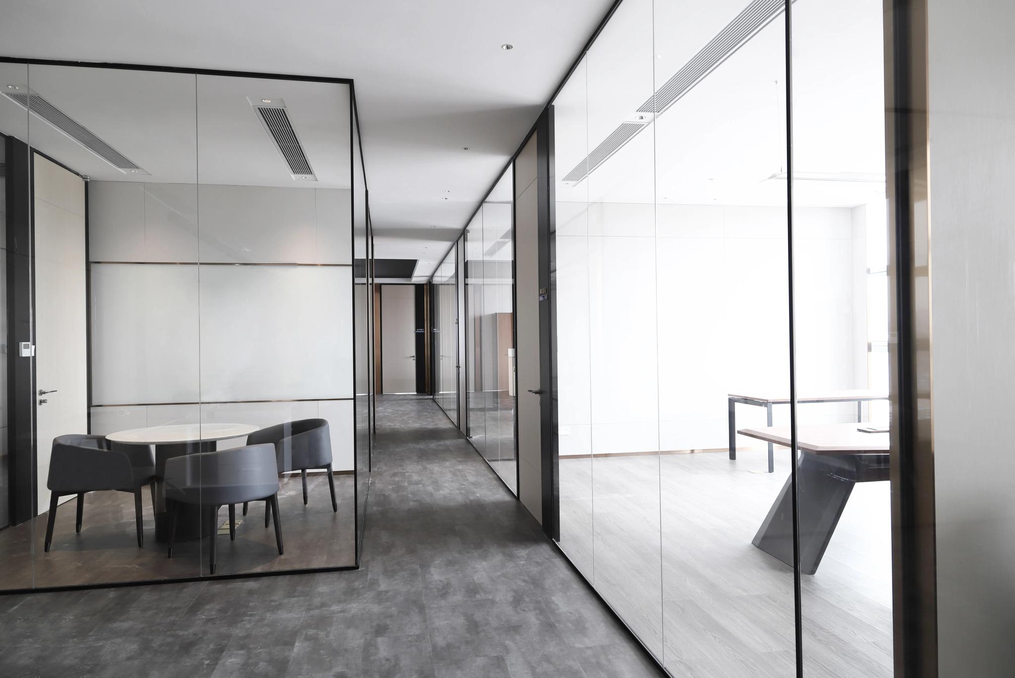 L-27 Glass Wall Detail 3
