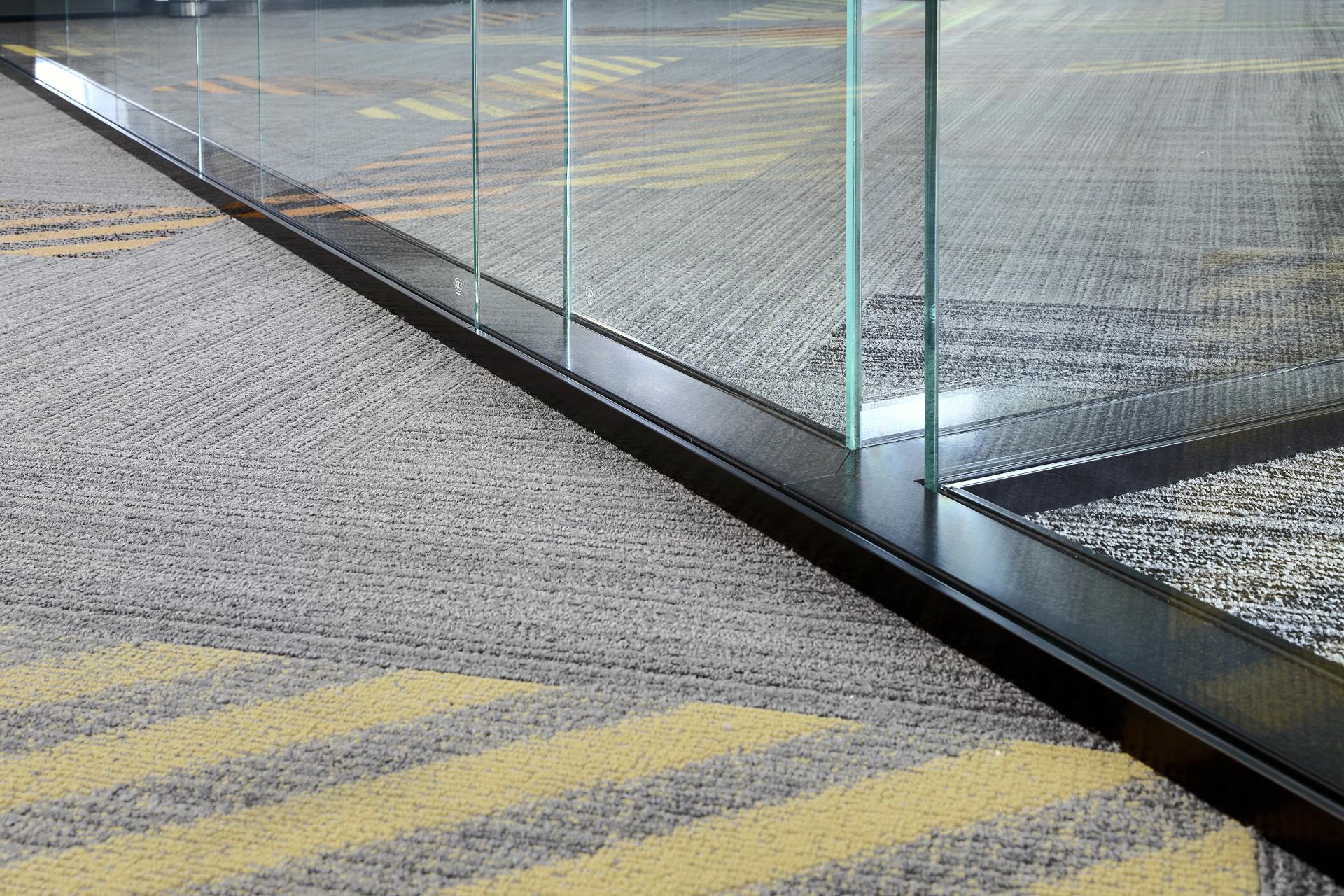 Corner glass partition