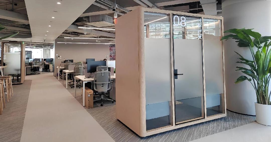 La verità sul lavorare tutto il giorno in cabine insonorizzate.