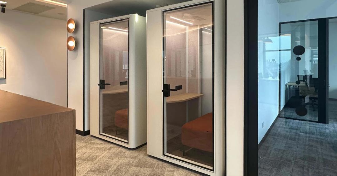 Cabine per la privacy: applicazioni creative in uffici, istituti scolastici, aeroporti e non solo.